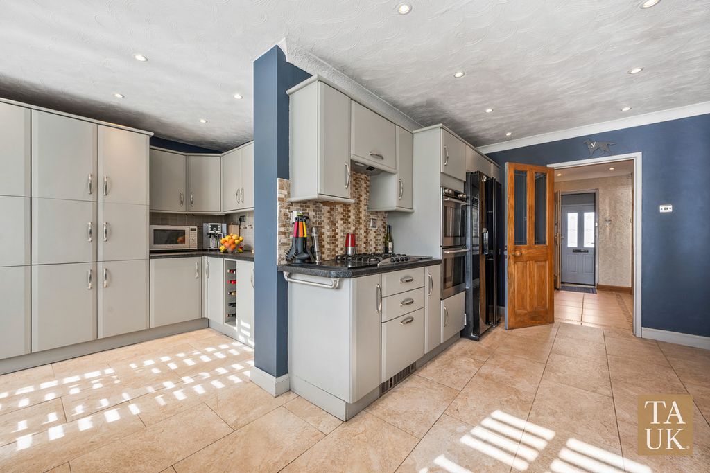 Property photo 3 of 24