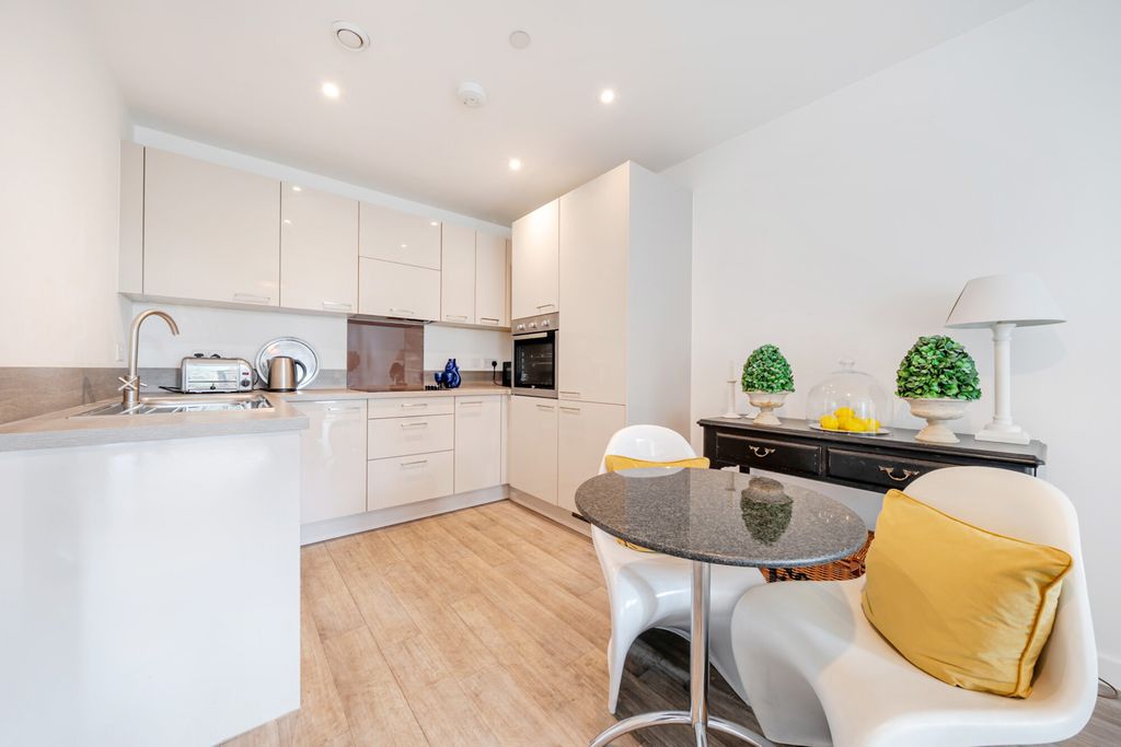 Property photo 3 of 18 Kitchen