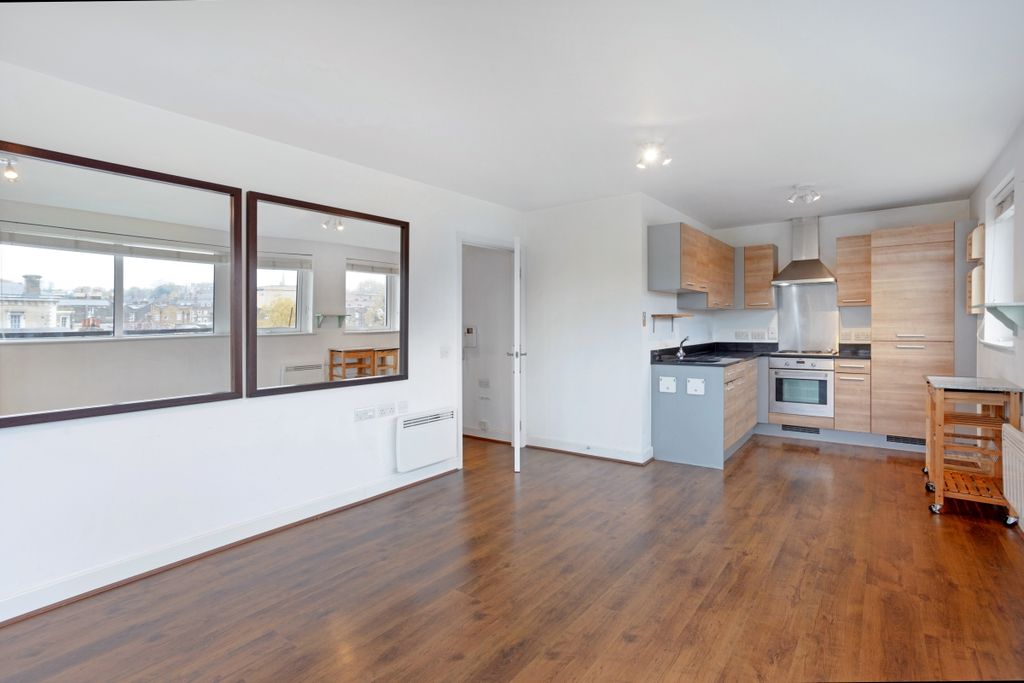 Property photo 2 of 17 Tarves Way