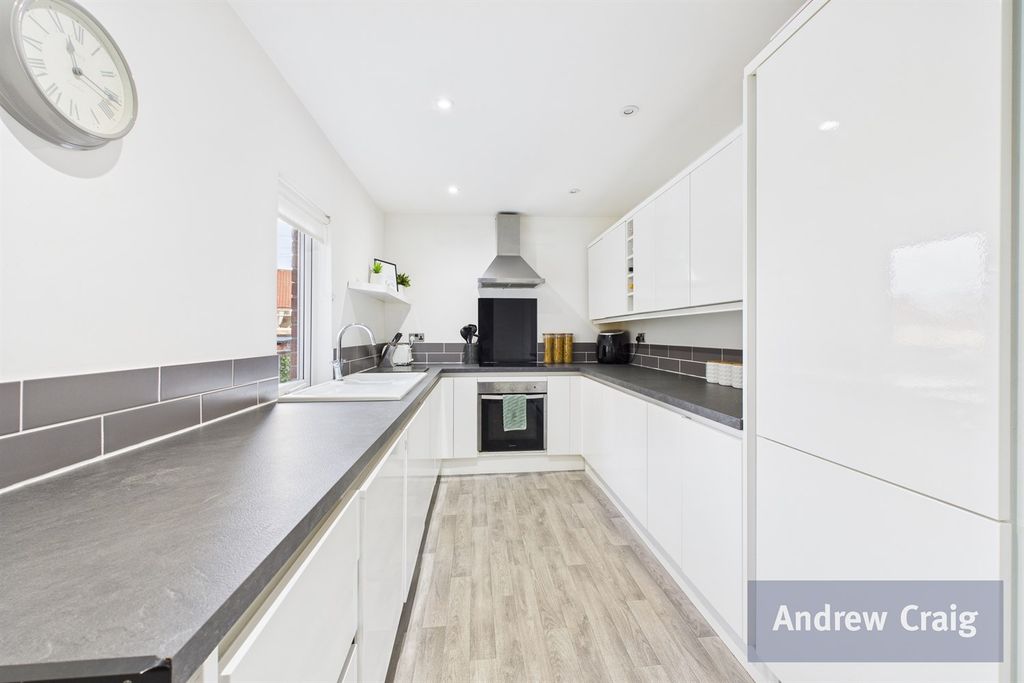 Property photo 3 of 17 Kitchen