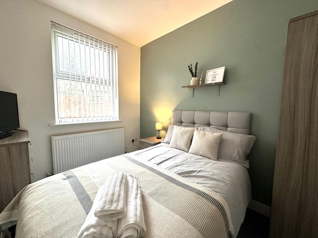 Property photo 1 of 4 Room 2 - Macklin Street - Edited