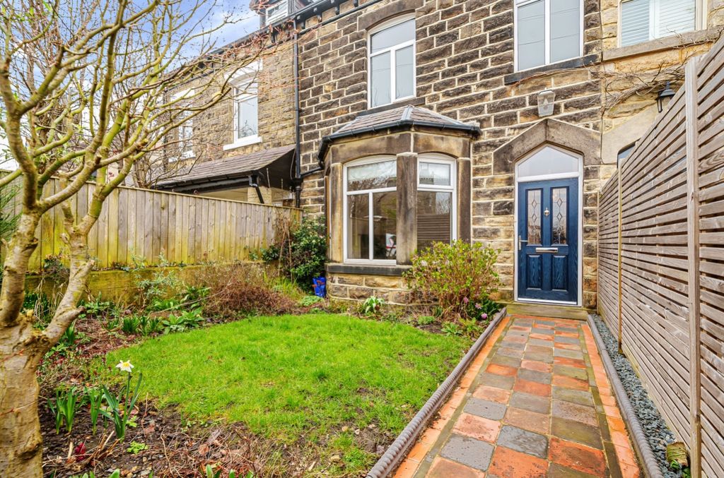 Property photo 1 of 20 Ewemove Harrogate House Front
