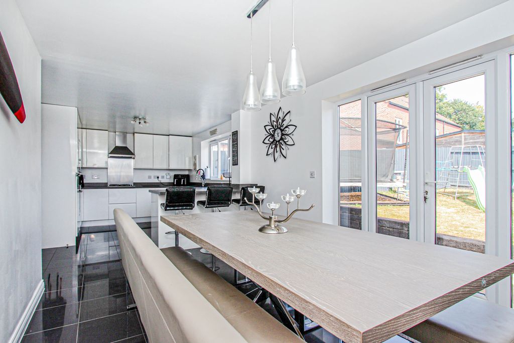 Property photo 3 of 20 Kitchen/Dining Room