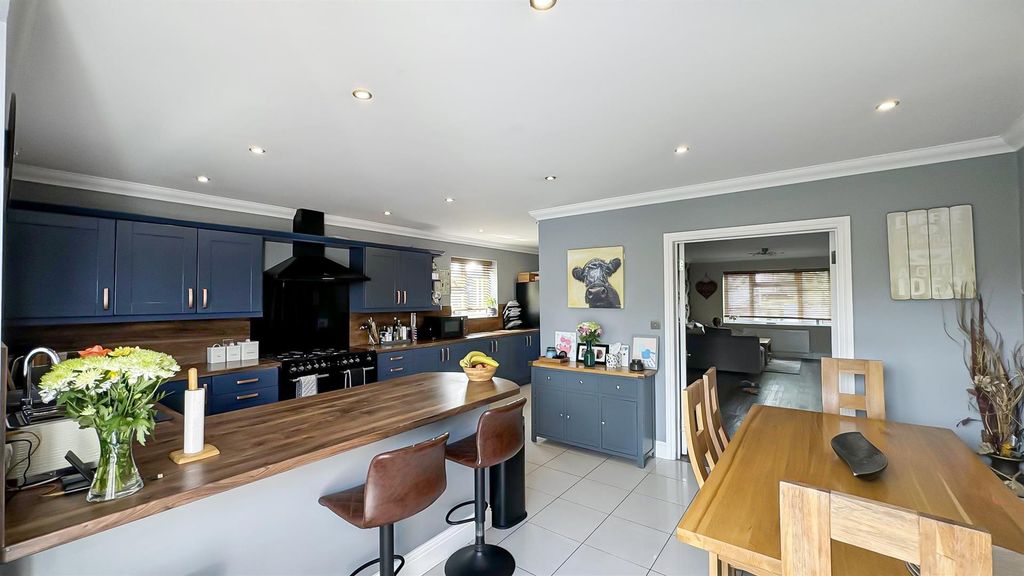 Property photo 3 of 19 Kitchen