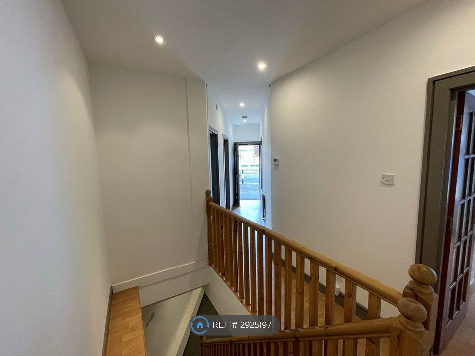 Property photo 3 of 11 Hallway