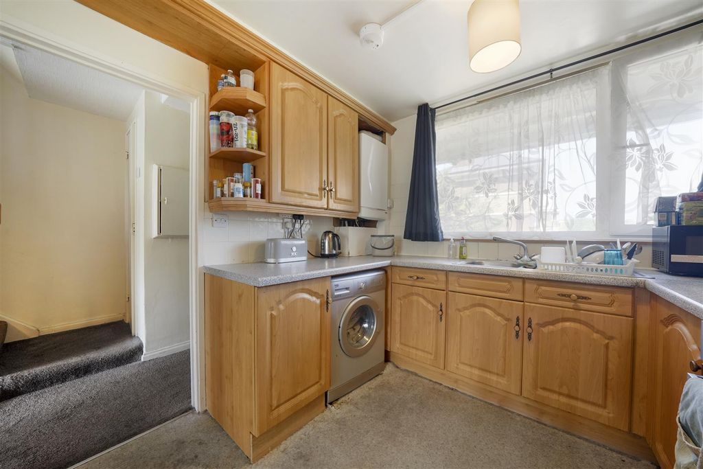 Property photo 3 of 10 Kitchen
