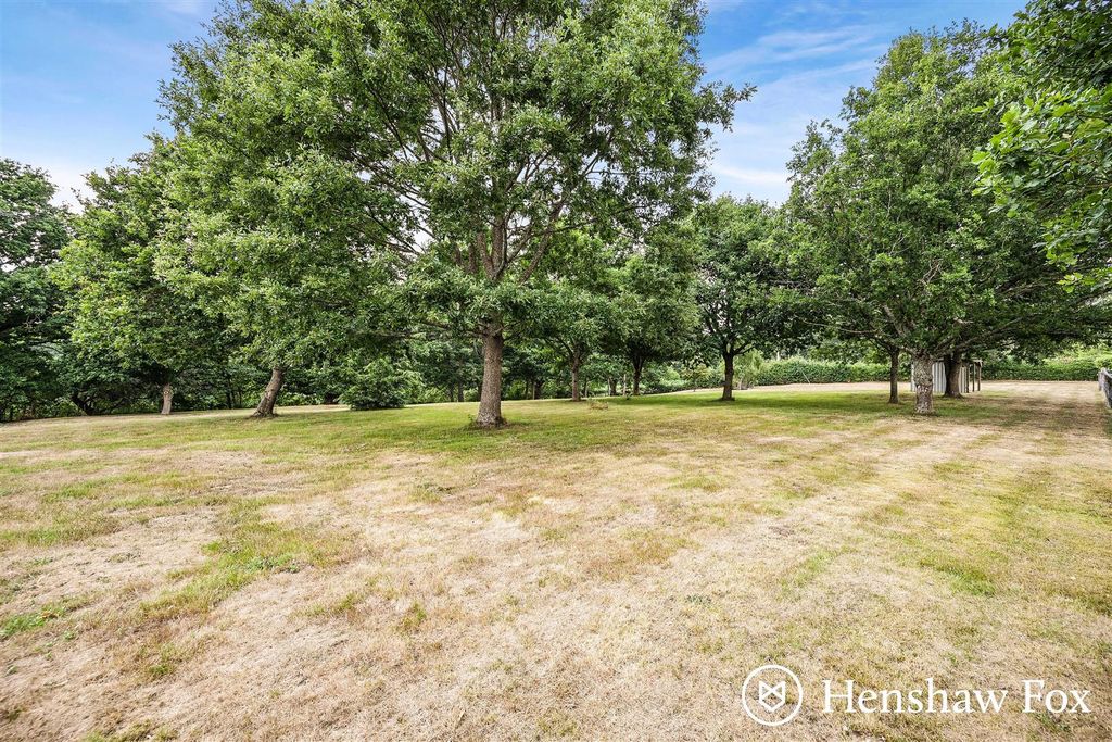 Property photo 2 of 40 Gardens