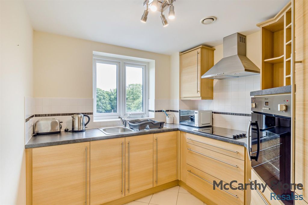 Property photo 3 of 10 8652352-Interior07-800.Jpg
