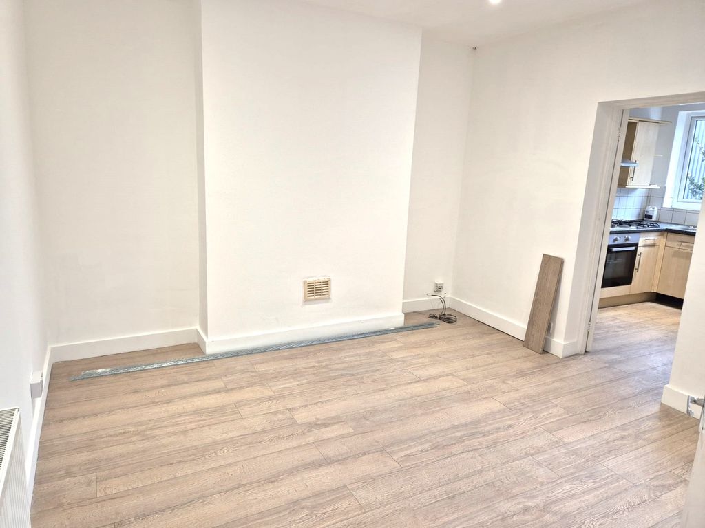 Property photo 3 of 7 Gallery