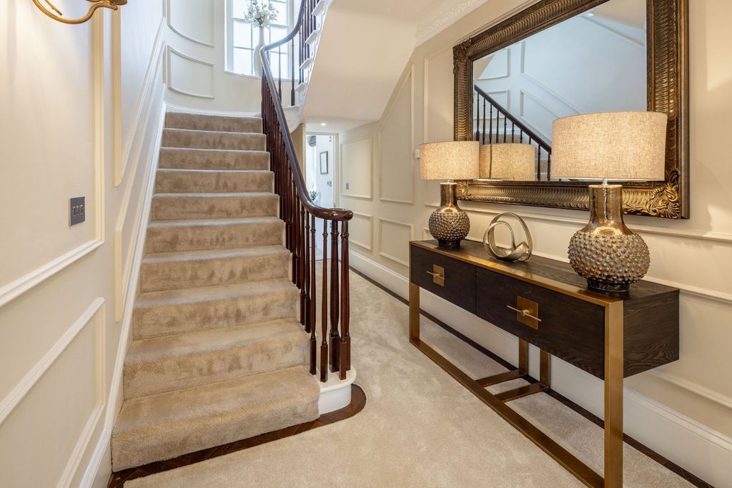 Property photo 3 of 31 Entrance Hallway