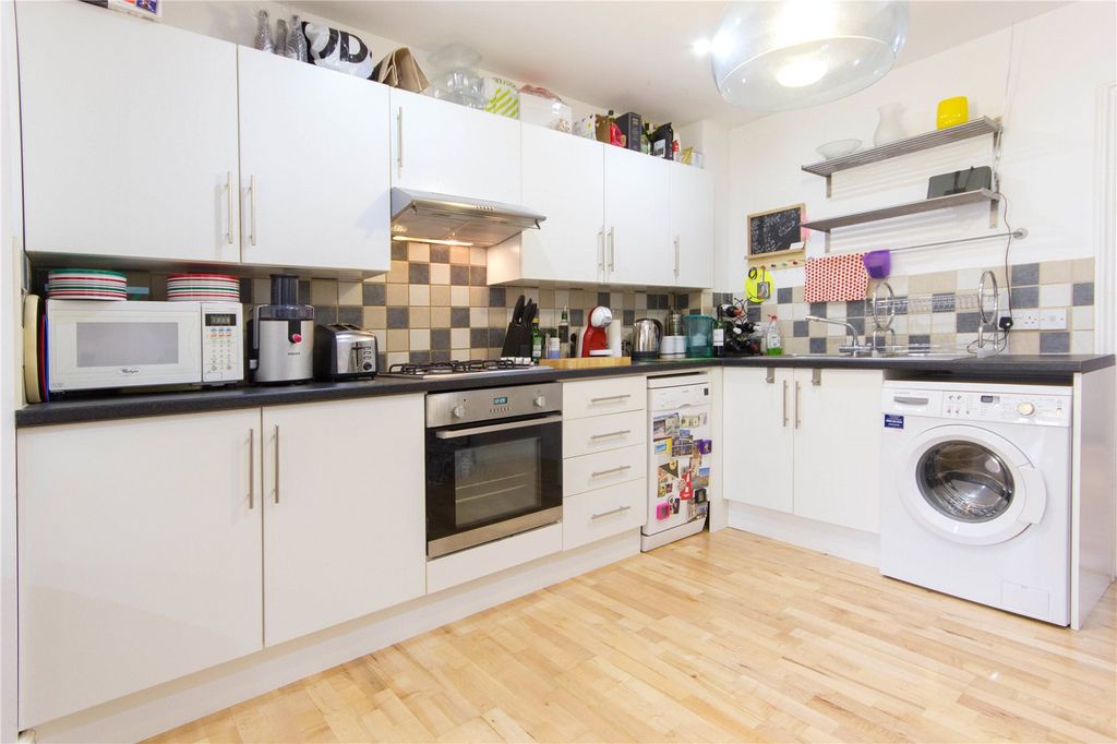 Property photo 2 of 10 Kitchen