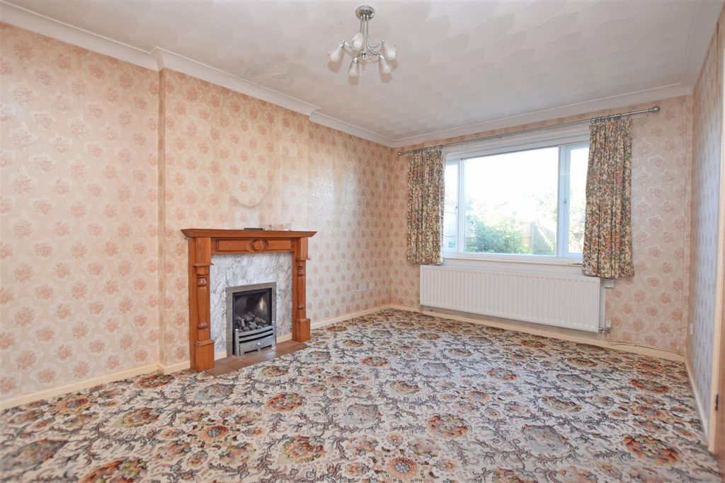 Property photo 2 of 16 Lounge.Jpg