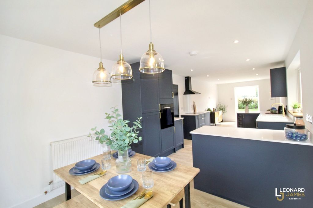 Property photo 3 of 21 Dining