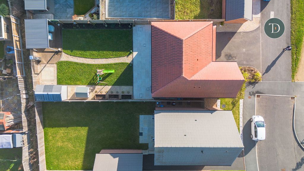 Property photo 2 of 35