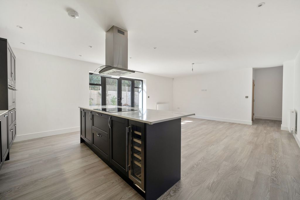 Property photo 2 of 23