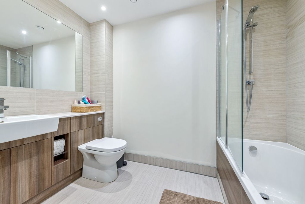Property photo 2 of 9 Bathroom
