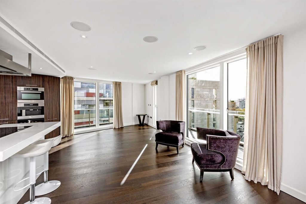 Property photo 3 of 17 Reception