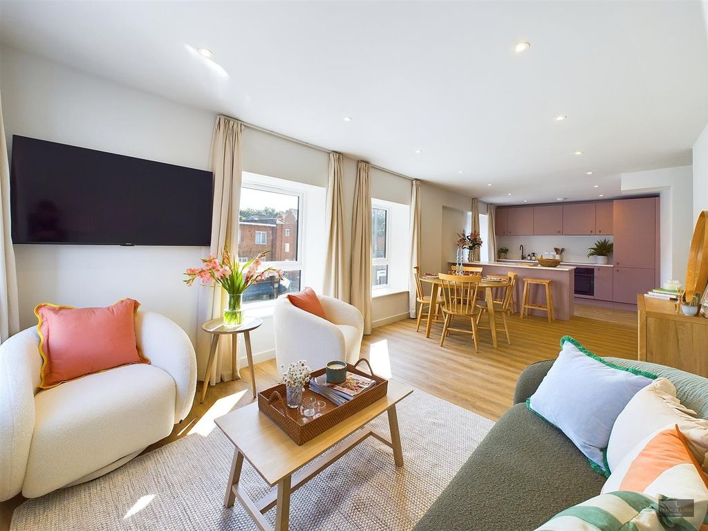 Property photo 2 of 13 Cam02887G0-Pr0219-Still016.Jpg