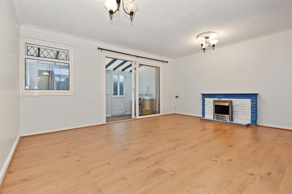 Property photo 3 of 11 Living Room