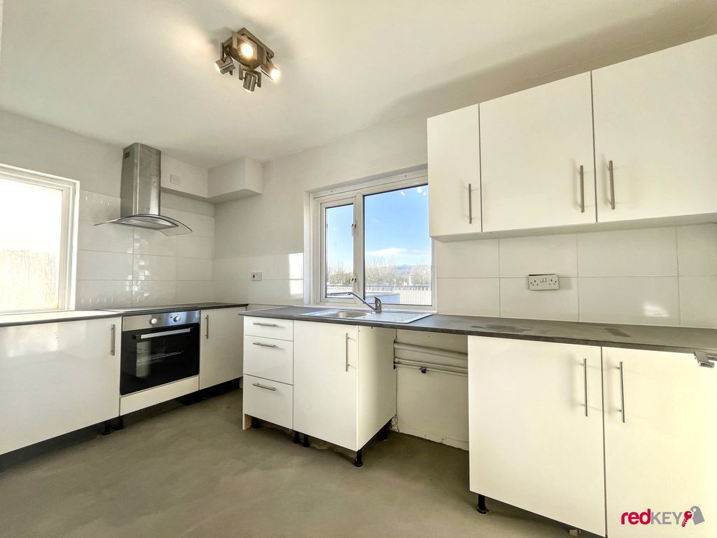 Property photo 3 of 6 Kitchen