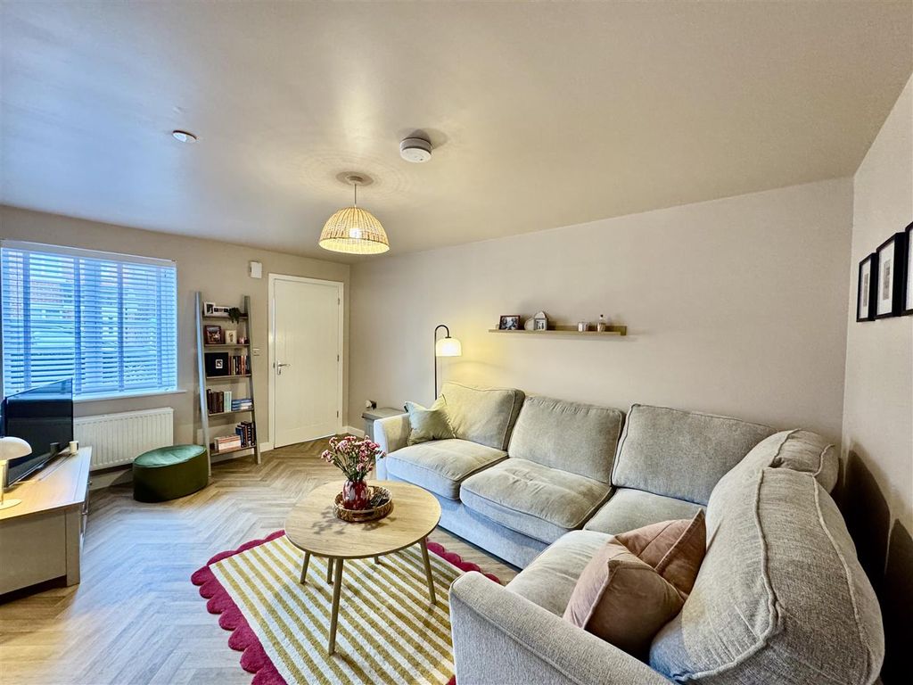 Property photo 2 of 18 Lounge