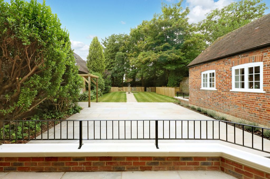 Property photo 3 of 14 Courtyard