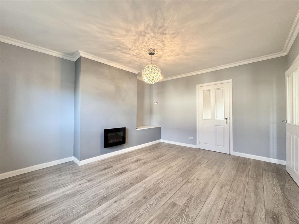 Property photo 3 of 10 Lounge