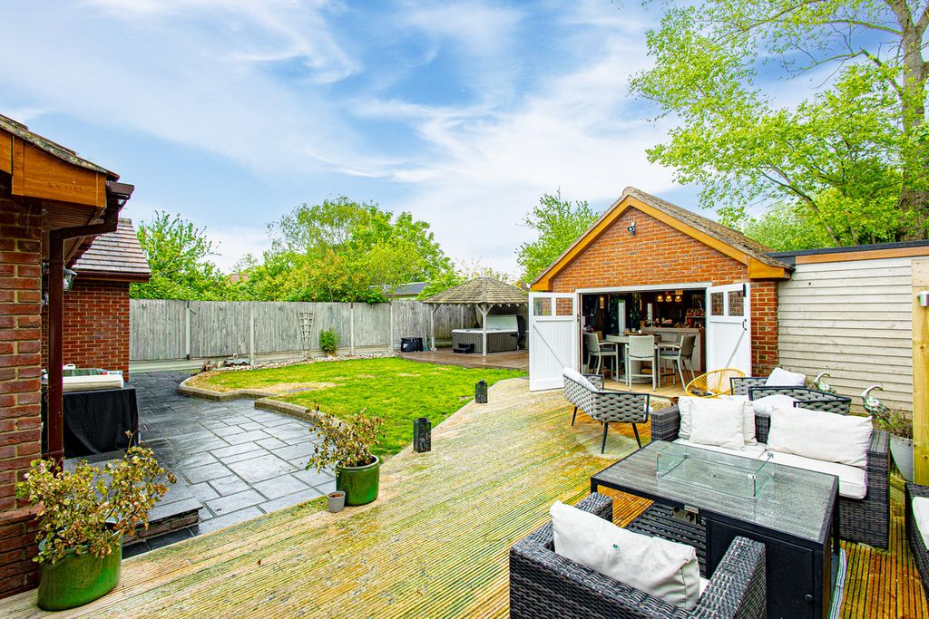 Property photo 2 of 40