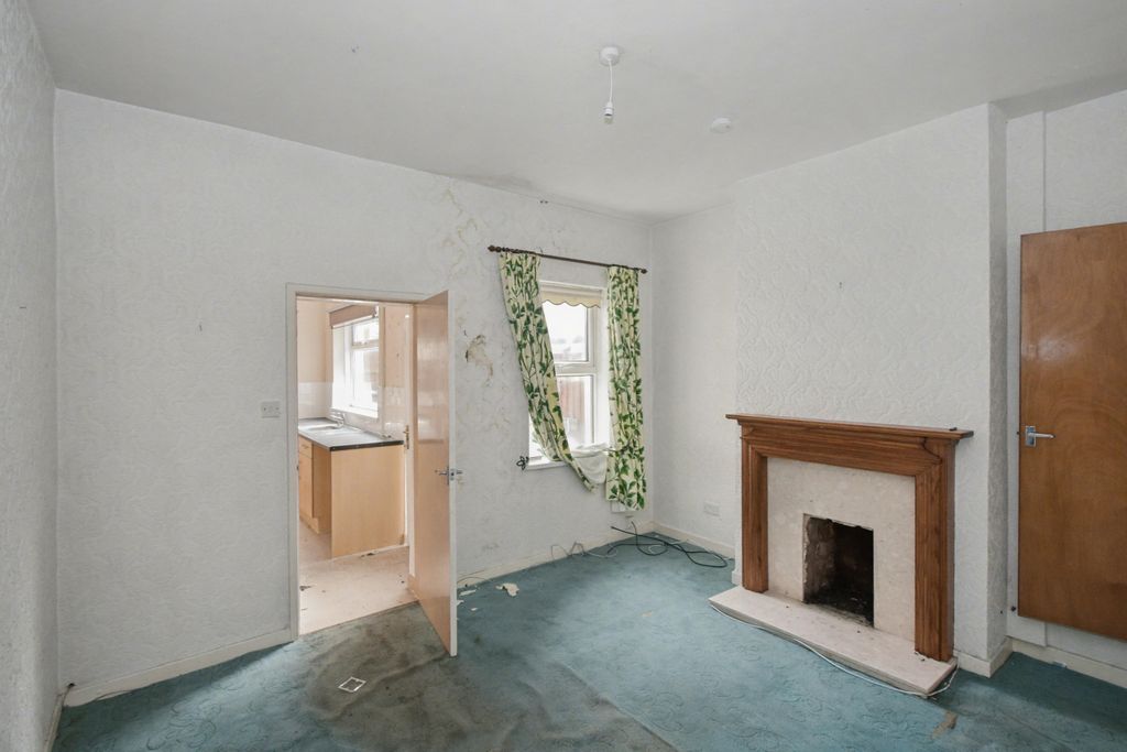 Property photo 2 of 19 76 Hollyhedge Lane, Walsall, West Midlands, Ws2 8Pz