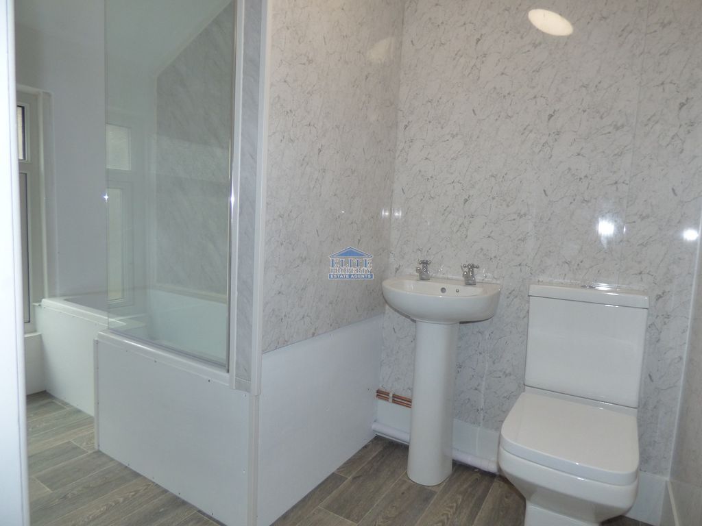 Property photo 2 of 12 Bathroom