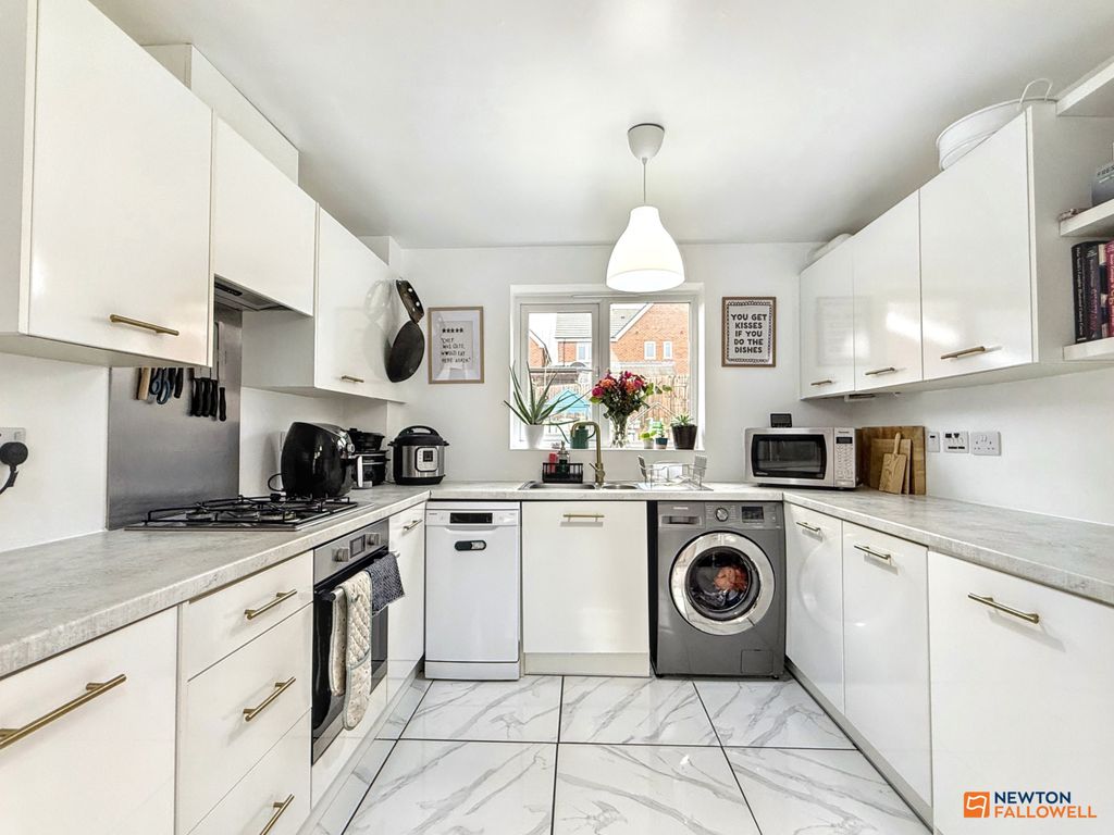 Property photo 2 of 32