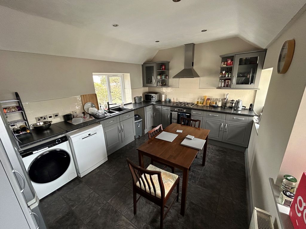 Property photo 2 of 9 Kitchen