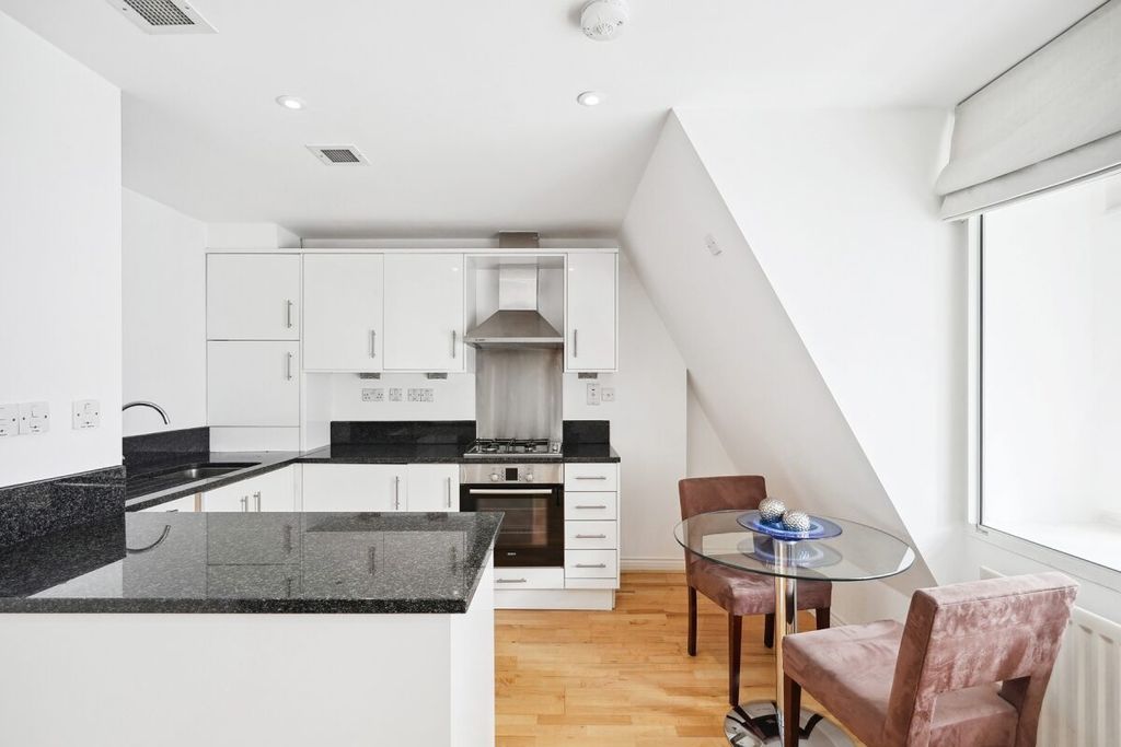 Property photo 1 of 11 8, 72 Mortimer St...