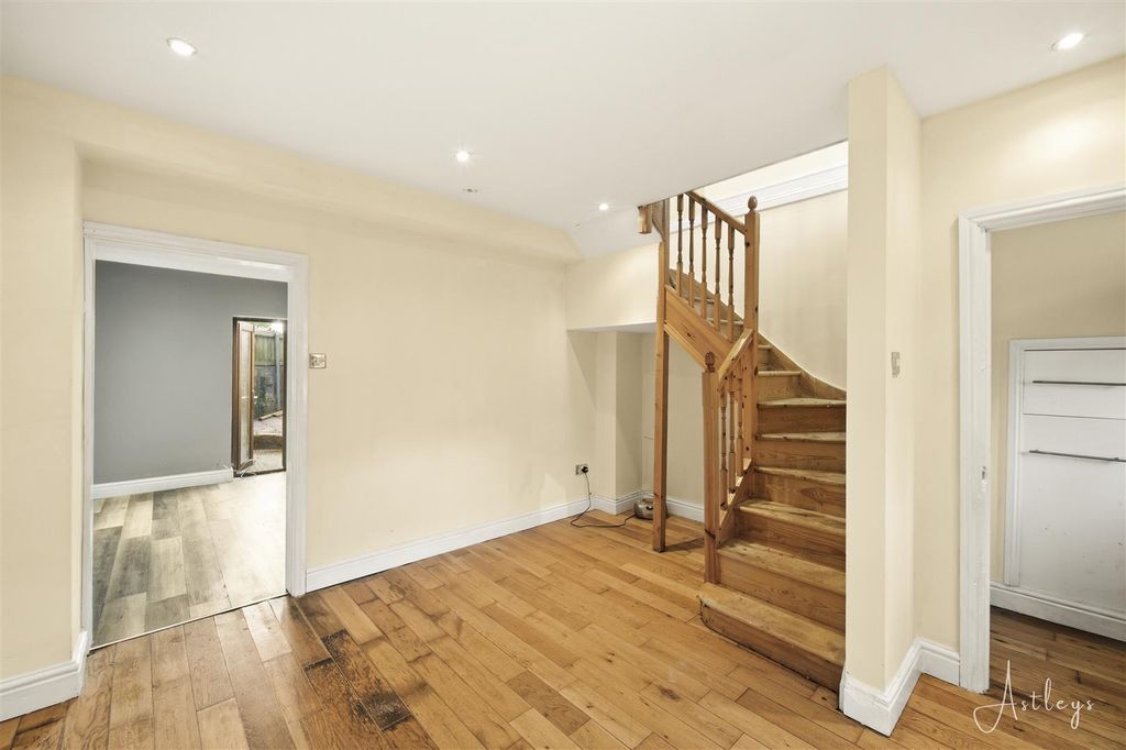 Property photo 2 of 8 Lounge