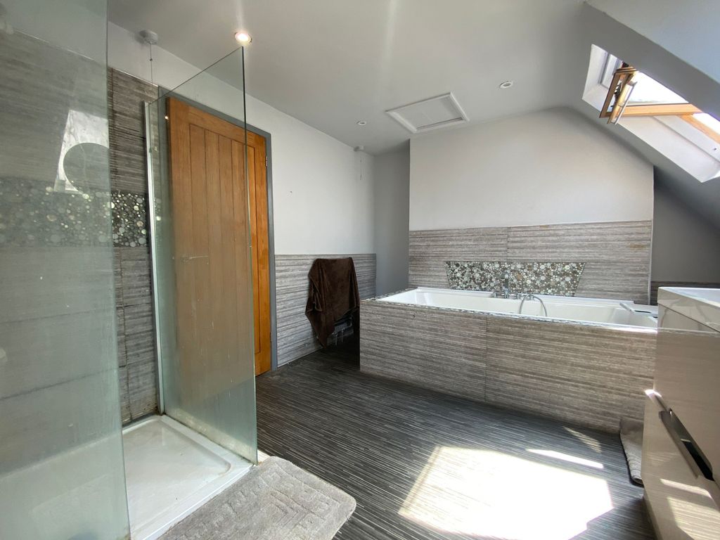 Property photo 3 of 7 Communal Bathroom