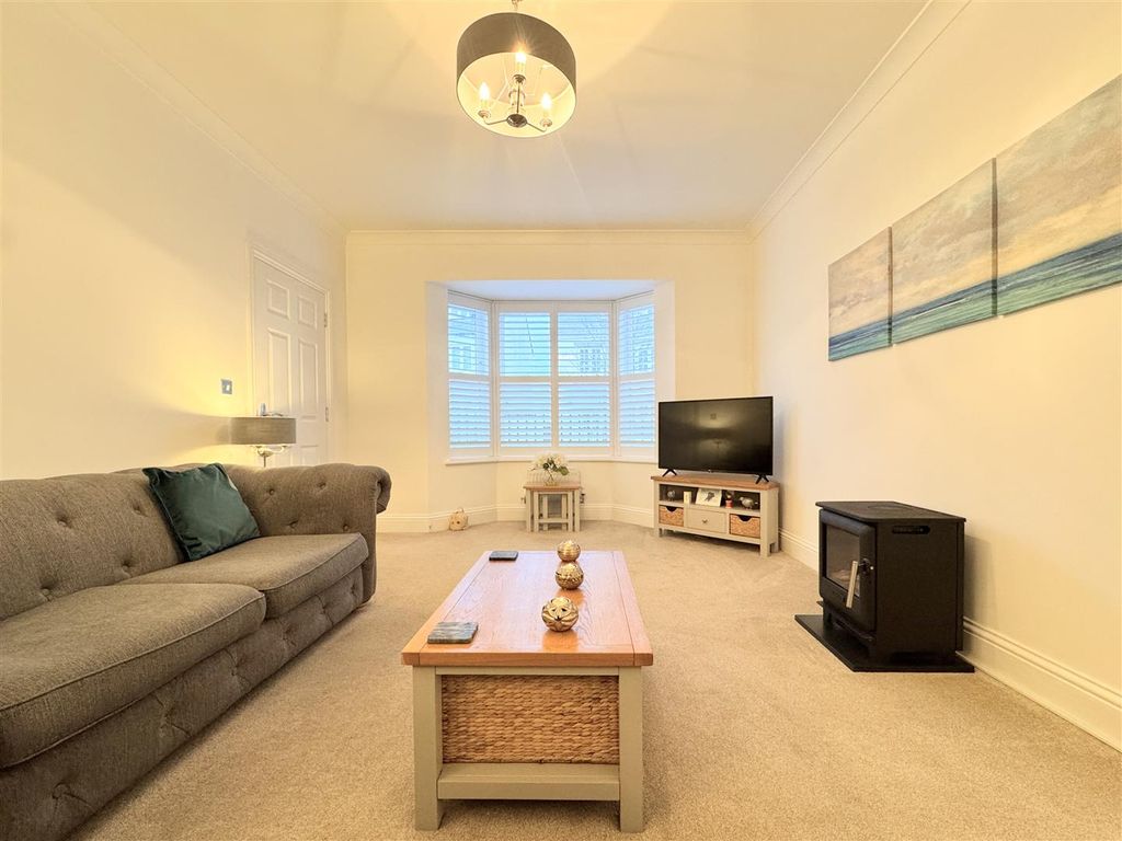 Property photo 3 of 29 Lounge