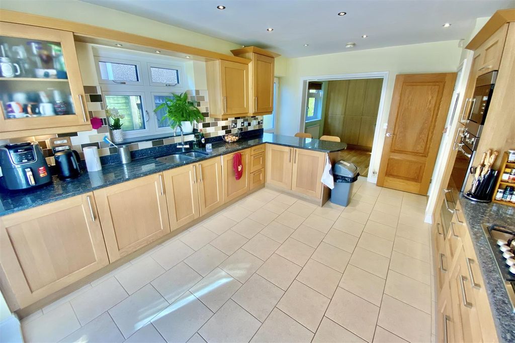 Property photo 2 of 32 Kitchen/Breakfast Room: