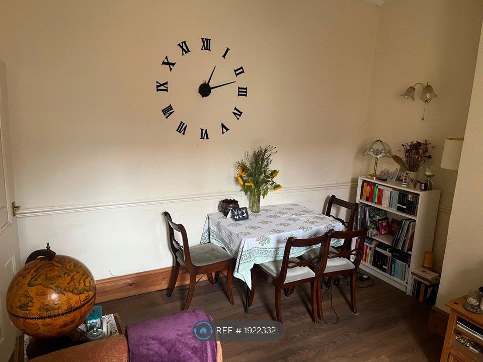 Property photo 3 of 17 Living Room