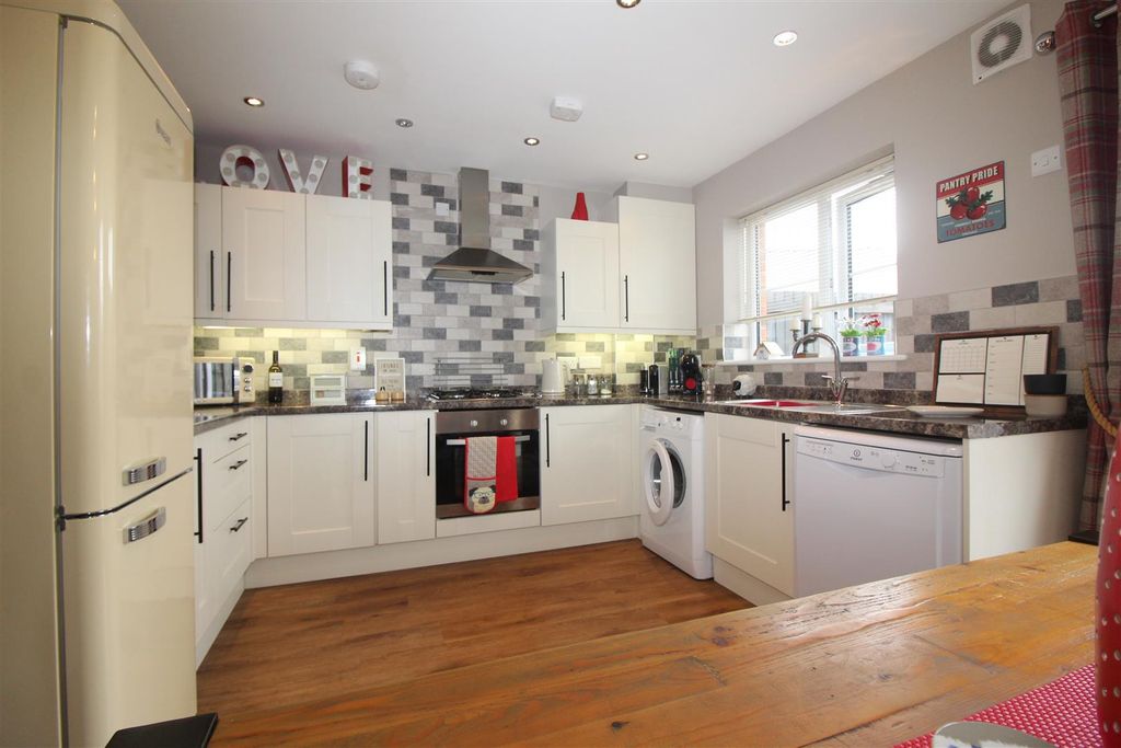 Property photo 3 of 25 Kitchen/Dining Room