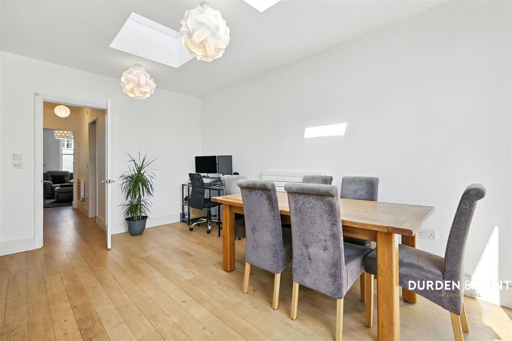 Property photo 2 of 18 Firs Chase