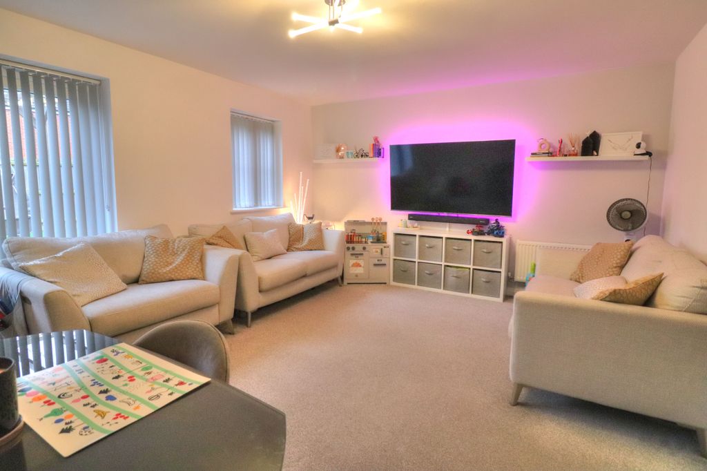 Property photo 2 of 15 Lounge