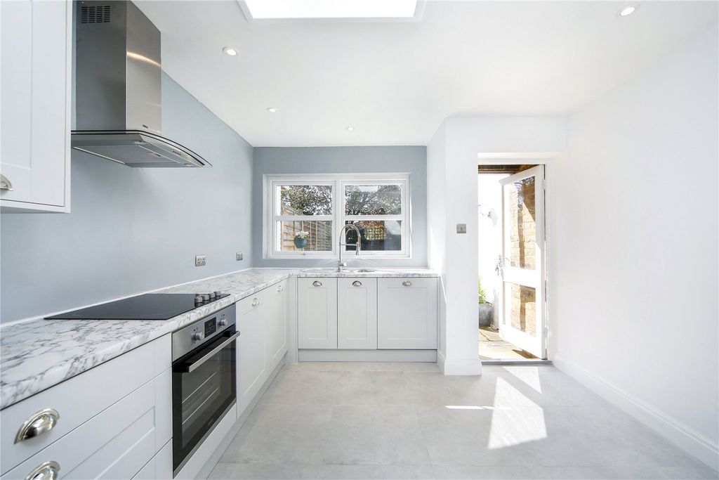 Property photo 3 of 10 Kitchen