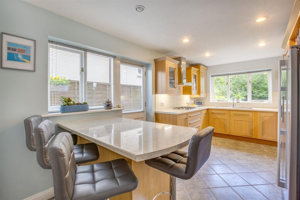 Property photo 3 of 16 16 Foxhill Close, Hp13 5Bl-12.Jpg