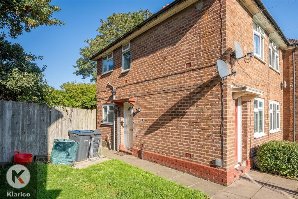 Property photo 2 of 11 Somerland Rd-10.Jpg