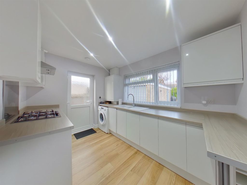 Property photo 3 of 12 Kitchen