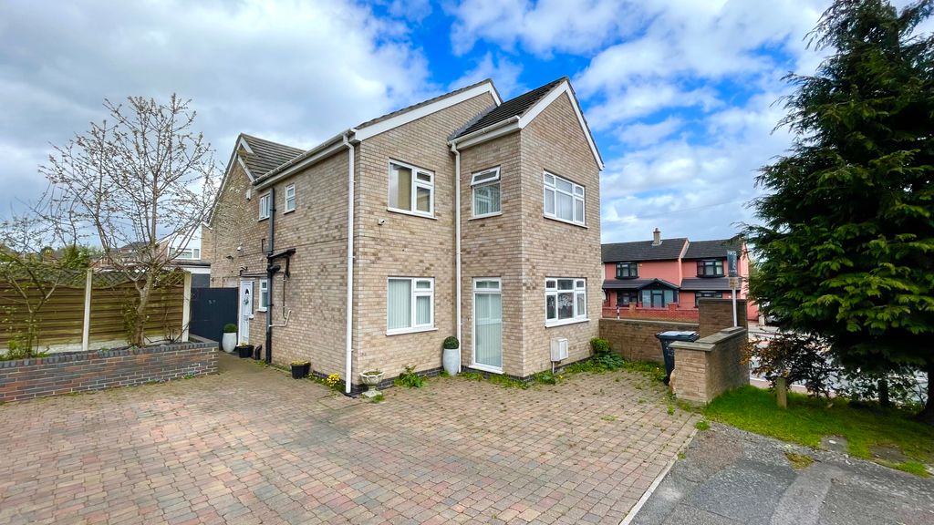 Property photo 1 of 32 For Sale: Elegant 5-Bedroom Detached Residence