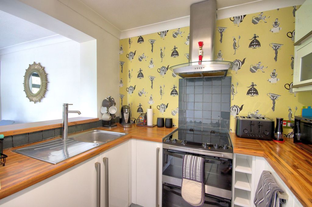 Property photo 3 of 25 Kitchen 4