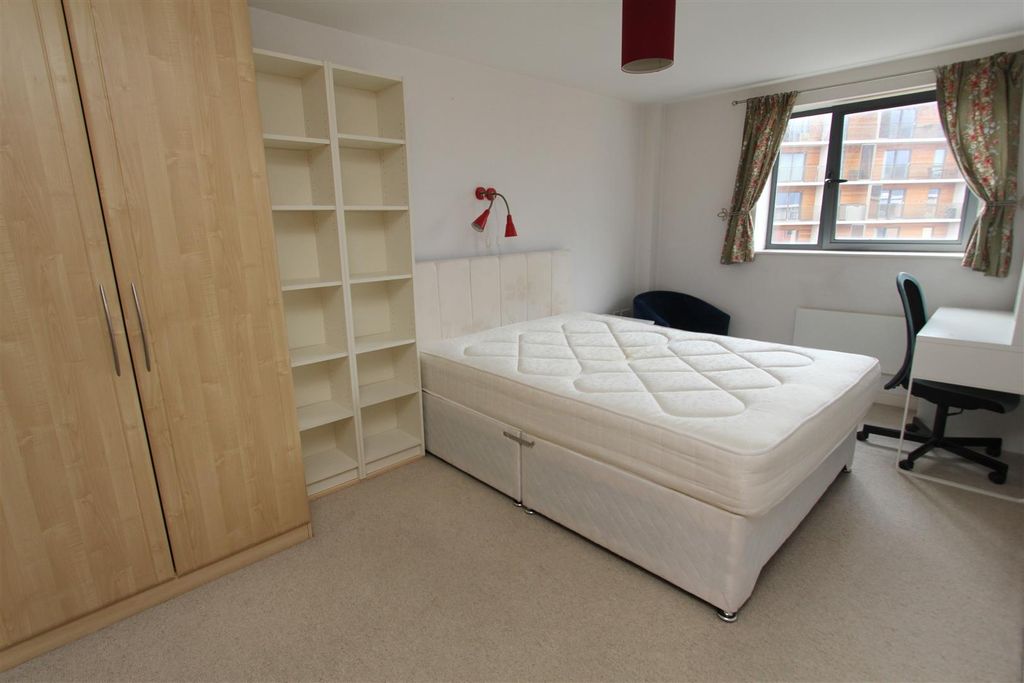 Property photo 3 of 8 Bed1.Jpg