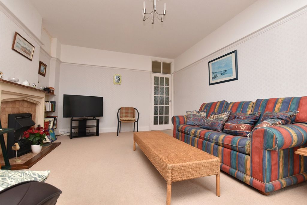 Property photo 3 of 10 Lounge