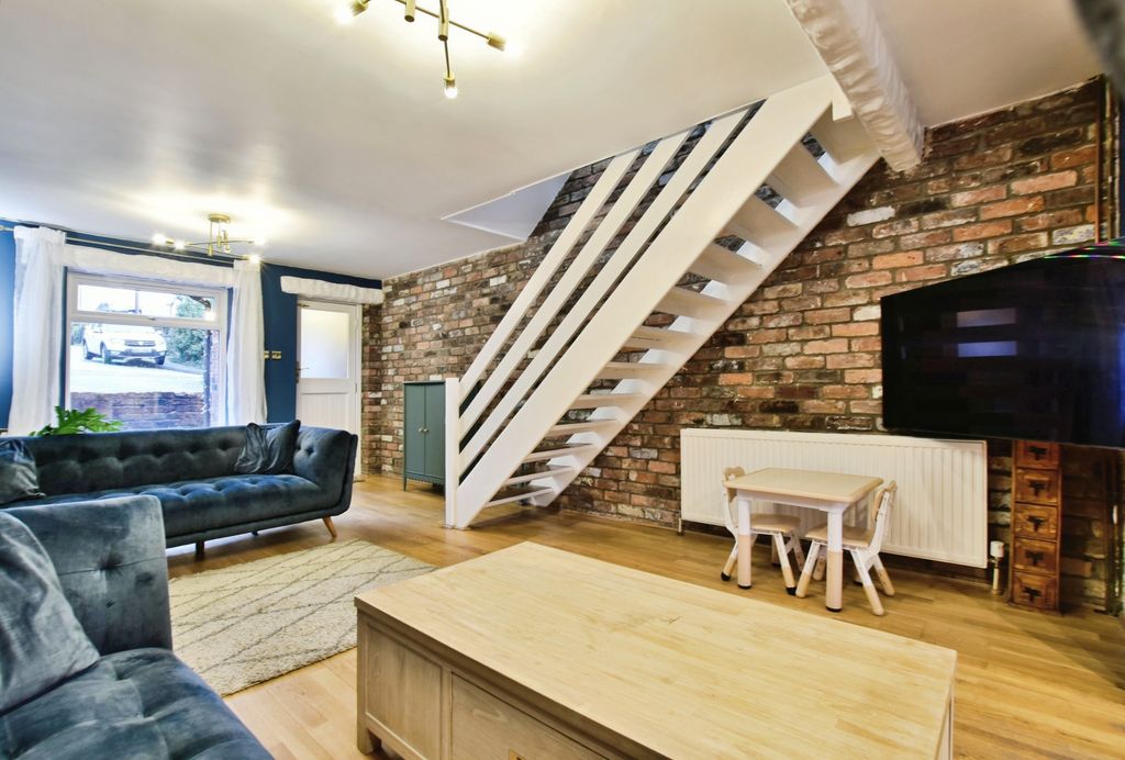 Property photo 3 of 20 Lounge